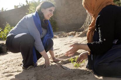 Sarah Toumi, una de las galardonadas enlos Premios Rolex a la Iniciativa, en un momento de su trabajo para combatir la desertificación en Túnez. (Foto: Rolex)