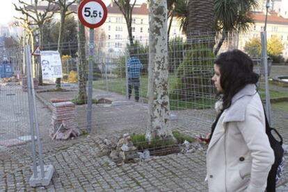 Obras de retirada de los plátanos, en el barrio santiagués de Fontiñas.