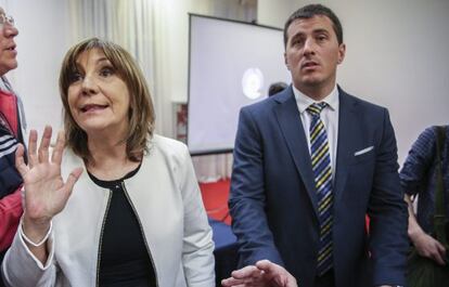 La procuradora del Tesoro de Argentina, Angelina Abbona, junto a el fiscal contra la Criminalidad Económica y Lavado de Activos, Carlos Gonella, al presentar este lunes una denuncia penal por presunto fraude al Estado argentino contra los dueños de Marsans.