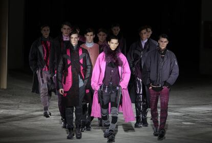 En una pasarela sobre la que normalmente (y m&aacute;s en las colecciones invernales) desfilan tonos ocres y oscuros, sorprende la explosi&oacute;n de color ofrecida por Dries Van Noten. Del rosa al verde pasando por el azul y el rojo. En la mezcla hab&iacute;a, por supuesto, prendas m&aacute;s neutras capaces de crear continuidad.