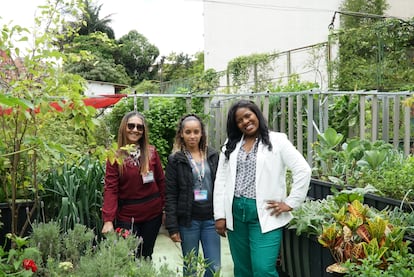 Doña Adélia, Graziela y Jaqueline, mujeres de Paraisópolis que trabajan en las iniciativas sociales de la favela.