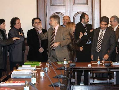 Representantes del PSC, ICV-EUiA, CiU y ERC, antes de iniciarse la reunión que mantuvieron en el Parlamento catalán.