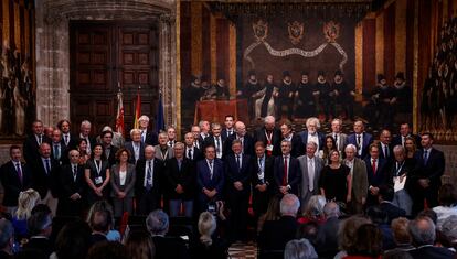 Foto de familia, en el centro, el alcalde en funciones de Valencia, Joan Ribó (7i); el presidente de la Asociación Valenciana de Empresarios (AVE), Vicente Boluda (8i); el presidente en funciones de la Generalitat valenciana, Ximo Puig (9i) y el presidente de la Fundación Premios Rei Jaume I, Javier Quesada (10i), junto a los premios Nobel que participan en la proclamación de los ganadores de los Premios Rei Jaume I, en el Palau de la Generalitat, este martes.