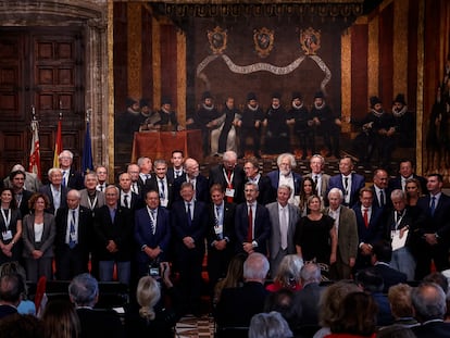 Foto de familia, en el centro, el alcalde en funciones de Valencia, Joan Ribó (7i); el presidente de la Asociación Valenciana de Empresarios (AVE), Vicente Boluda (8i); el presidente en funciones de la Generalitat valenciana, Ximo Puig (9i) y el presidente de la Fundación Premios Rei Jaume I, Javier Quesada (10i), junto a los premios Nobel que participan en la proclamación de los ganadores de los Premios Rei Jaume I, en el Palau de la Generalitat, este martes.