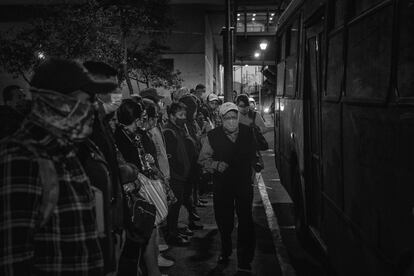 Usuarios se forman desde las primeras horas de la mañana para abordar un autobús vacío en la estación de metro Tezonco.