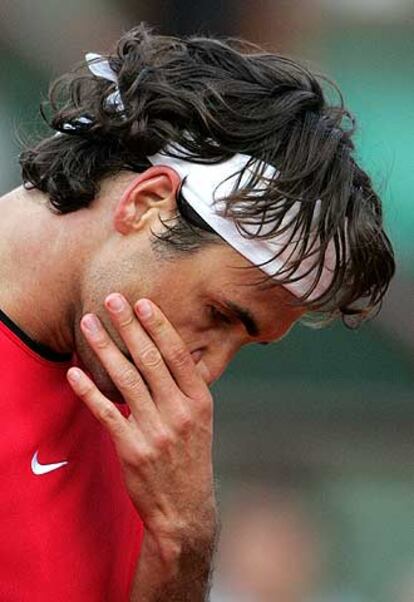 Federer se lamenta tras un fallo durante el partido.