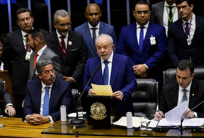Durante su discurso, Lula da Silva ha prometido una "reconstrucción" de Brasil: "Vamos a reconstruir este país, viva la democracia y viva el pueblo brasileño", ha dicho el presidente. En la imagen, Lula durante su discurso de toma de posesión, en la sede del Congreso. 