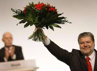 Kurt Beck celebra su reelección al frente del SPD alemán, ayer en Hamburgo.