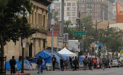 Tiendas de campaña en las calles de Skid Row, en Los Ángeles, este martes.