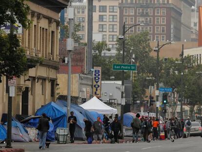 Tiendas de campaña en las calles de Skid Row, en Los Ángeles, este martes.