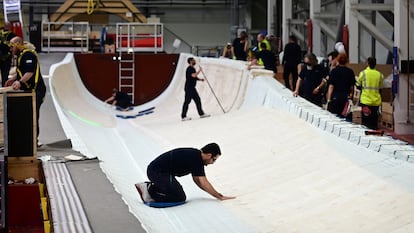 Varios empleados, en la fábrica de palas eólicas de Siemens Gamesa en Hull (Inglaterra), en enero de 2022.
