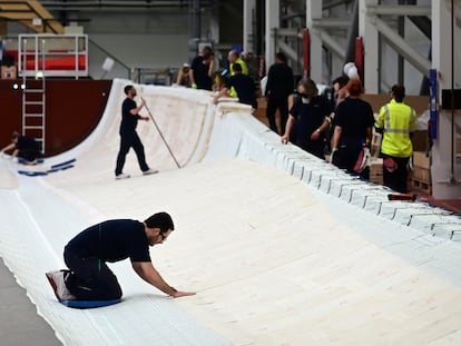 Varios empleados, en la fábrica de palas eólicas de Siemens Gamesa en Hull (Inglaterra), en enero de 2022.