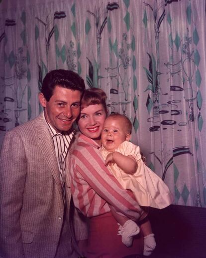 Retrato familiar de Carrie Fisher y sus padres, la actriz Debbie Reynolds y el crooner Eddie Fisher.