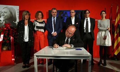 El primer secretari del PSC, Miquel Iceta, firma el llibre de condol.