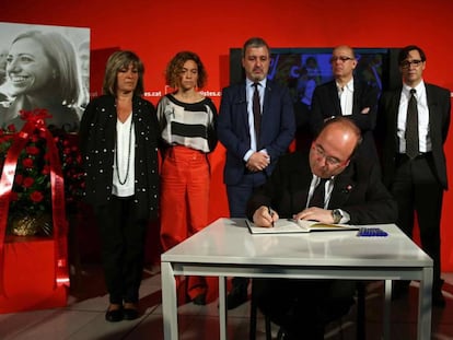 El primer secretari del PSC, Miquel Iceta, firma el llibre de condol.