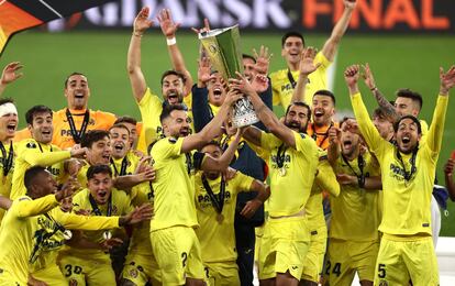 Los jugadores del Villarreal CF levantan el trofeo de la UEFA Europa League.