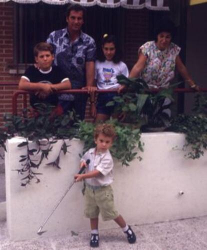 José María Cañizares y su familia, con Alejandro en primer plano, en 1985.