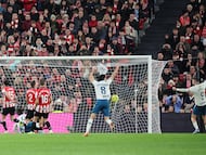 Los jugadores del Espanyol celebran el segundo gol en San Mamés.