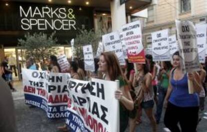 Miembros y afiliados al partido comunista PAME se manifiestan en contra de la apertura de los establecimientos comerciales los domingos y a favor del pequeño comercio en frente de una tienda de Marks & Spencer en Atenas (Grecia). EFE/Archivo