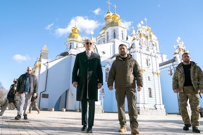 El presidente de Estados Unidos, Joe Biden, y el de Ucrania, Volodímir Zelenski, este lunes en Kiev.