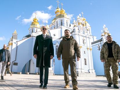 El presidente de Estados Unidos, Joe Biden, y el de Ucrania, Volodímir Zelenski, este lunes en Kiev.