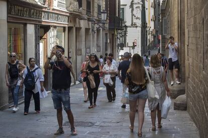 Turistes al carrer del Bisbe, a Barcelona.