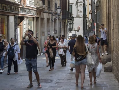 Turistes al carrer del Bisbe, a Barcelona.