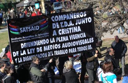 Ciudadanos argentinos y organizaciones sociales y periodísticas se congregaron, el pasado miércoles 28 de agosto de 2013, afuera del Tribunal Supremo en Buenos Aires en apoyo a la Ley de Medios. EFE/Archivo
