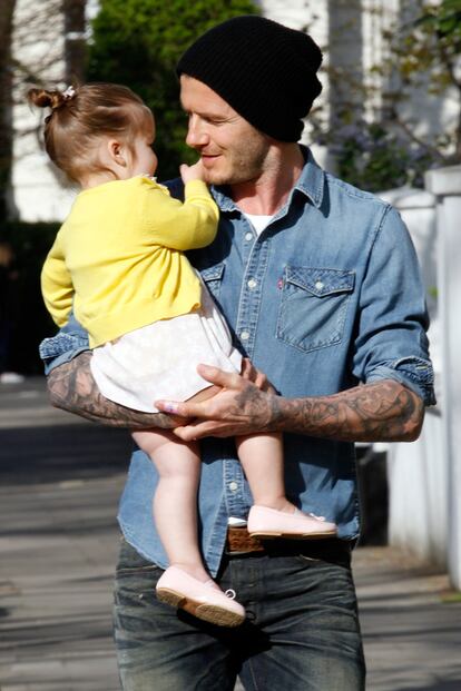 No solo Beckham, también la pequeña se deshace en caricias y mimos hacia su padre.