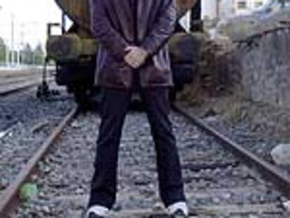 El director de cine, Juanma Bajo Ulloa, en una vía de tren. PLANO GENERAL - RETRATO