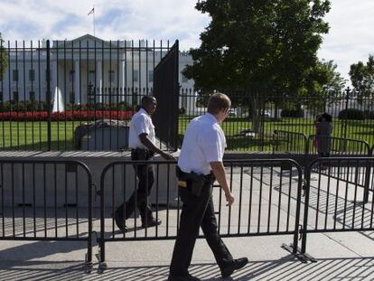 Polícia coloca nova grade após homem pular portão da Casa Branca.