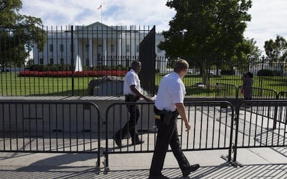 Exterior de la Casa Blanca, este lunes. La polic&iacute;a ha colocado una valla portable adicional. 