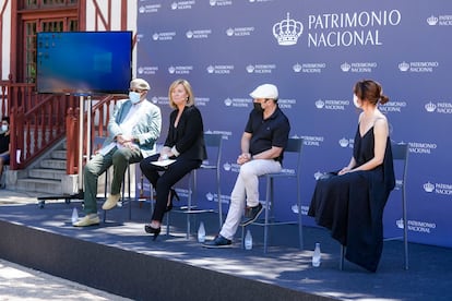 El pianista y jazzista cubano Chucho Valdés: la presidenta de Patrimonio Nacional, Llanos Castellanos; Toni Zenet y la cantante de fados María Berasarte en la presentación del ciclo. 