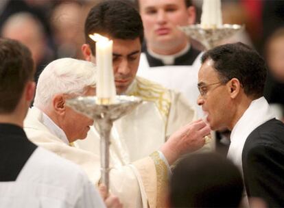 Benedicto XVI bautiza al periodista de origen musulmán Magdi Allam en la Basílica vaticana de San Pedro.