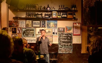 Un cantante de tango en el bodegón Los Laureles, en el barrio de Barracas, en Buenos Aires.
