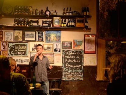 Un cantante de tango en el bodeg&oacute;n Los Laureles, en el barrio de Barracas, en Buenos Aires. 