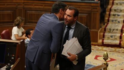 El presidente del Gobierno en funciones, Pedro Sánchez, felicita al diputado del PSOE, Óscar Puente, tras su intervención en el Congreso.