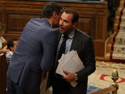 El presidente del Gobierno en funciones, Pedro Sánchez, felicita al diputado del PSOE, Óscar Puente, tras su intervención en el Congreso.