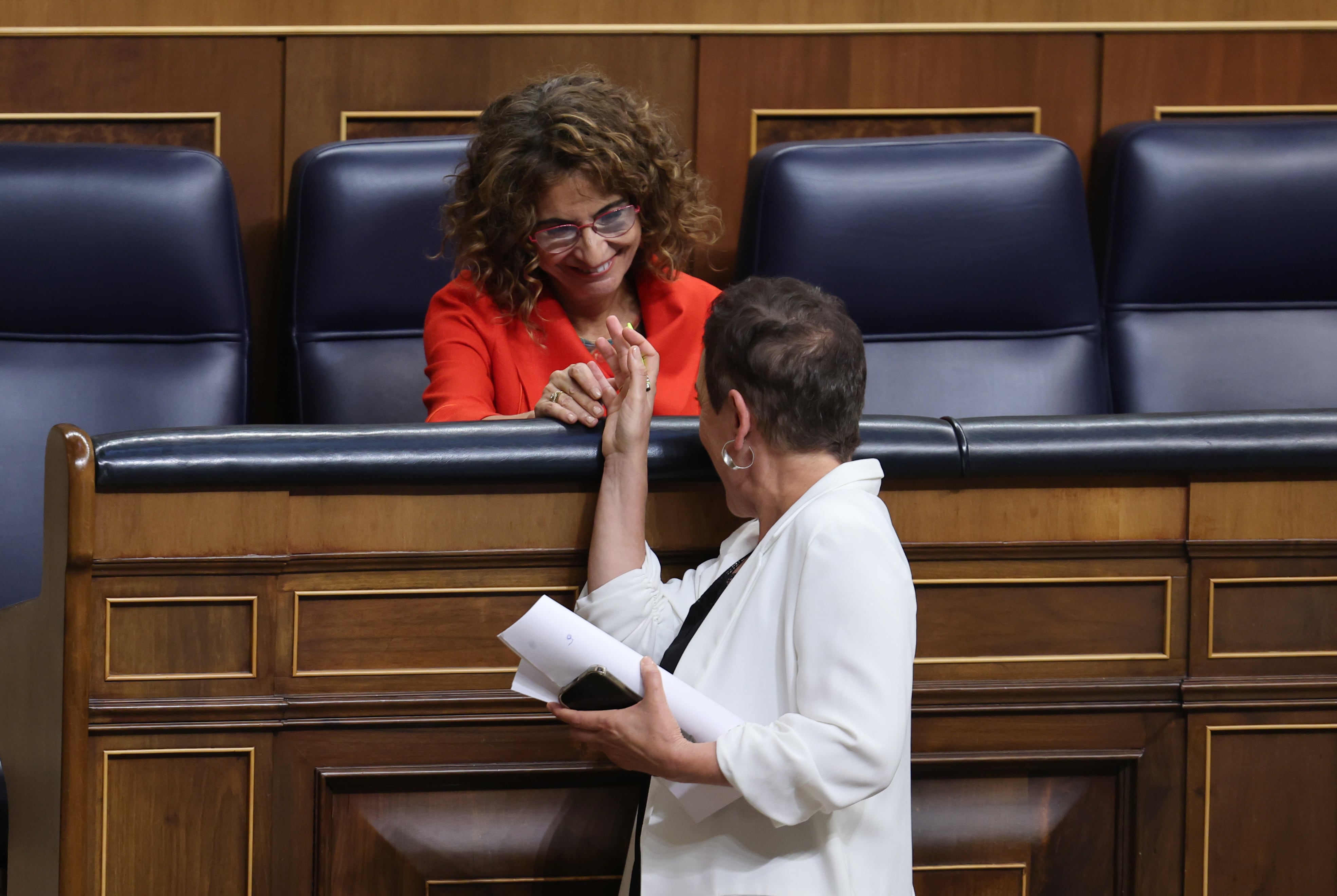 La ministra de Hacienda, María Jesús Montero, conversa con la portavoz de EH-Bildu, Mertxe Aizpurua, este jueves.