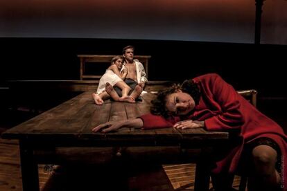 Marta Belaustegui y, al fondo, Marc Clotet y Natalia Sánchez en un ensayo de la versión teatral de 'Amantes'.