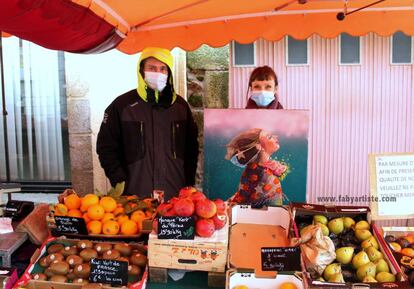 En el mercado de Murzillac se exponen bellas frutas, verduras... y telas