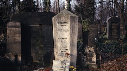 La tumba de Franz Kafka en el cementerio de Praga.