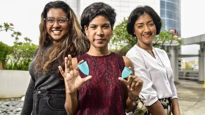 Las tres hermanas posan con la copa menstrual.