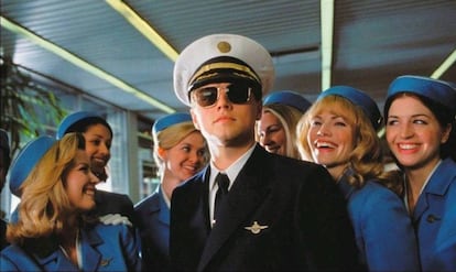 Leonardo DiCaprio se hace pasar por un piloto de la aerolínea Pan Am en 'Atrápame si puedes' (2003).