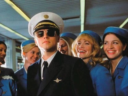 Leonardo DiCaprio se hace pasar por un piloto de la aerolínea Pan Am en 'Atrápame si puedes' (2003).