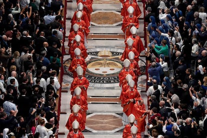 Llegada de cardenales a la misa 'Pro Elegendo Pontifice', este miércoles, en la basílica de San Pedro en el Vaticano.