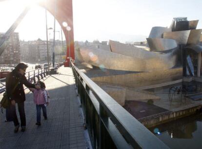 Una imagen del Museo Guggenheim de Bilbao, emblema turístico del País Vasco y cuya gestión criticó ayer el Parlamento vasco.