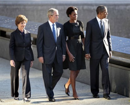 El presidente de EEUU, Barack Obama, y su predecesor, George W. Bush, pasean junto a sus esposas por el Monumento al WTC, en la conmemoración del 10º aniversario del 11-S.