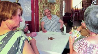 Mujeres de Tàrbena jugando a las cartas.