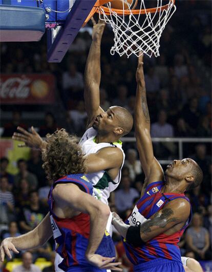 Gary Neal, del Unicaja, intenta anotar ante la oposición de Grimau y Morris